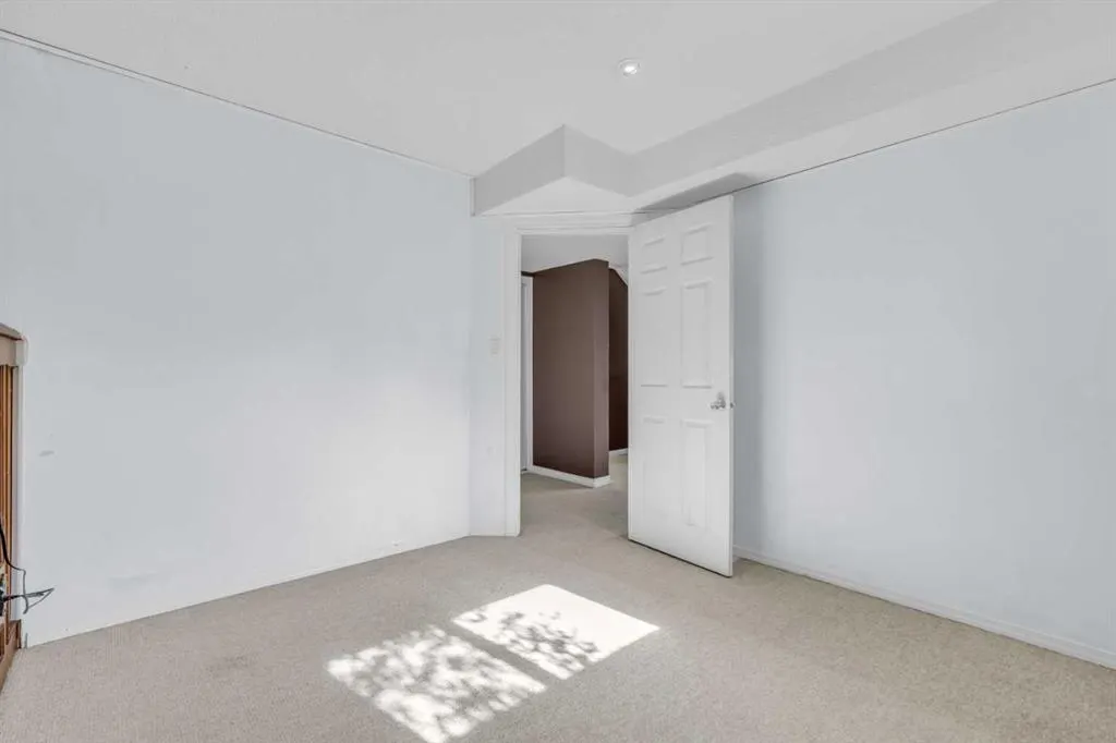 403 Queen Alexandra Way SE