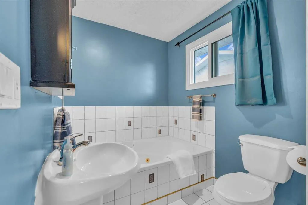403 Queen Alexandra Way SE