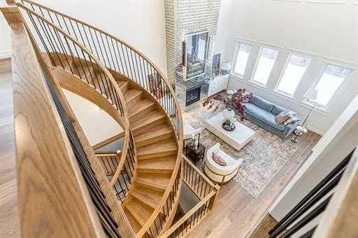 356 Greenwich Drive NW
