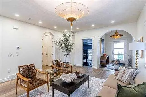 356 Greenwich Drive NW