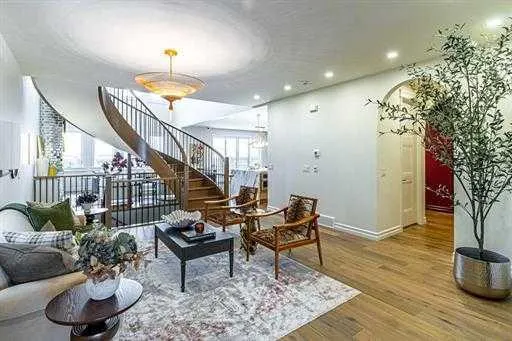 356 Greenwich Drive NW