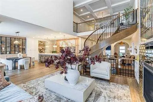 356 Greenwich Drive NW