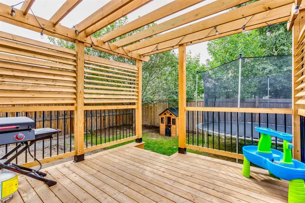 523 Windbrook Heights SW