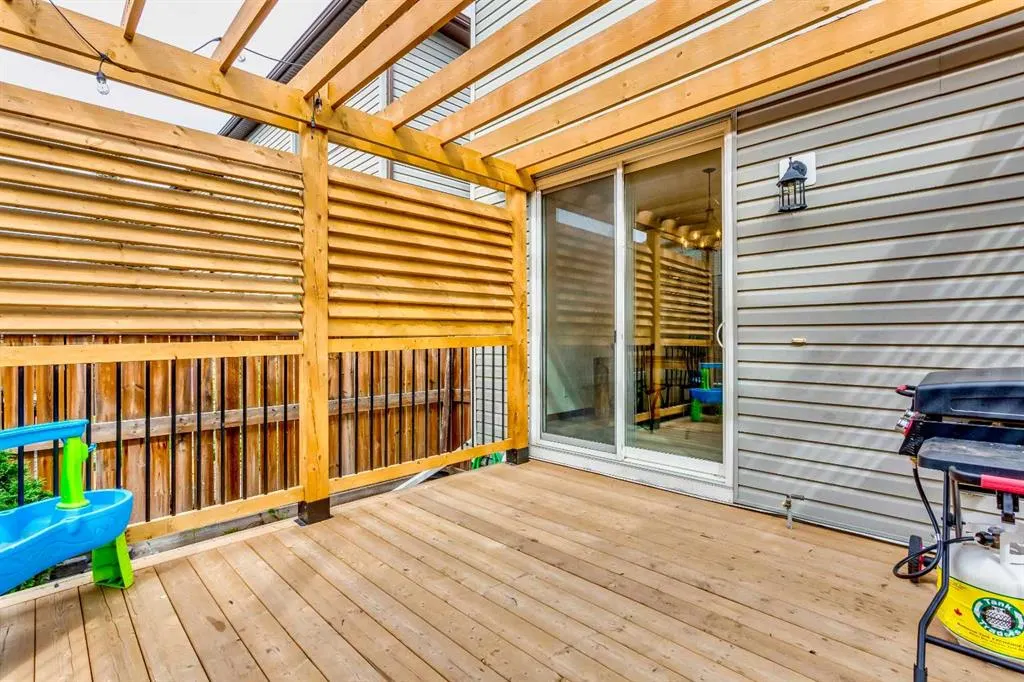 523 Windbrook Heights SW