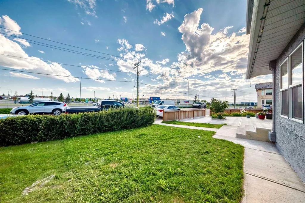 181 Martinglen Way NE