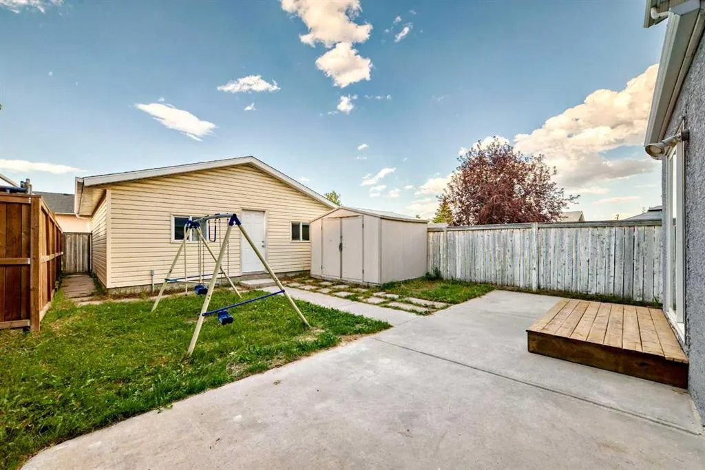 181 Martinglen Way NE