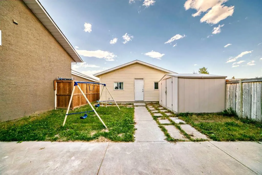 181 Martinglen Way NE