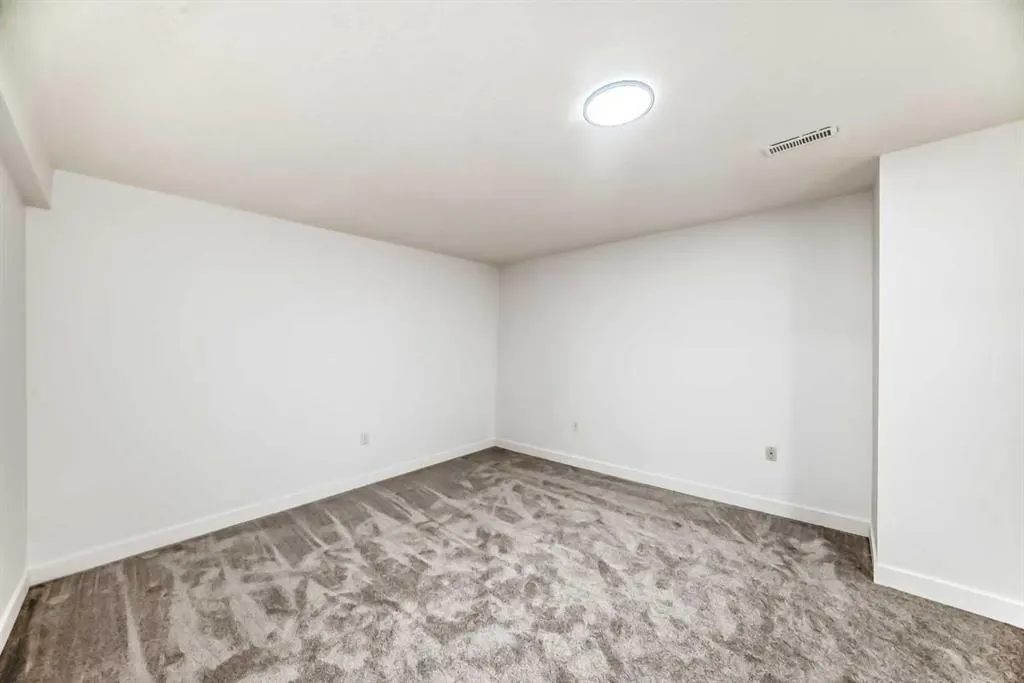 181 Martinglen Way NE
