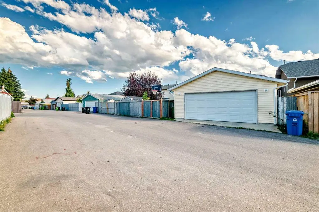 181 Martinglen Way NE