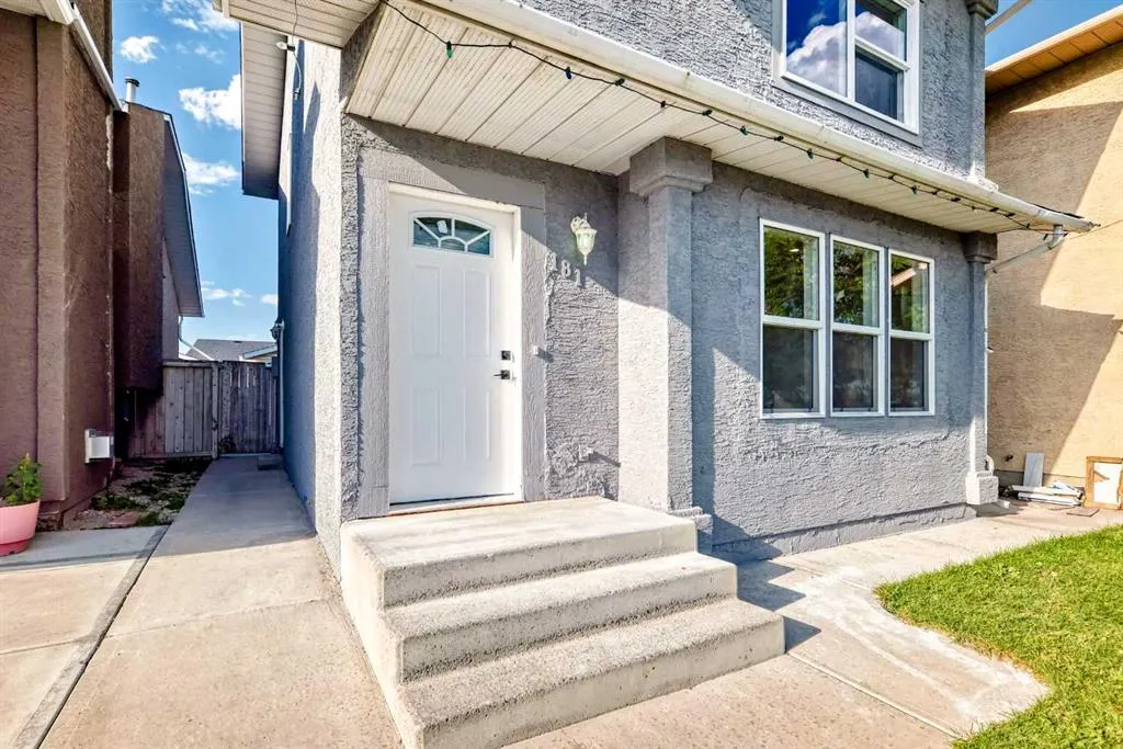 181 Martinglen Way NE