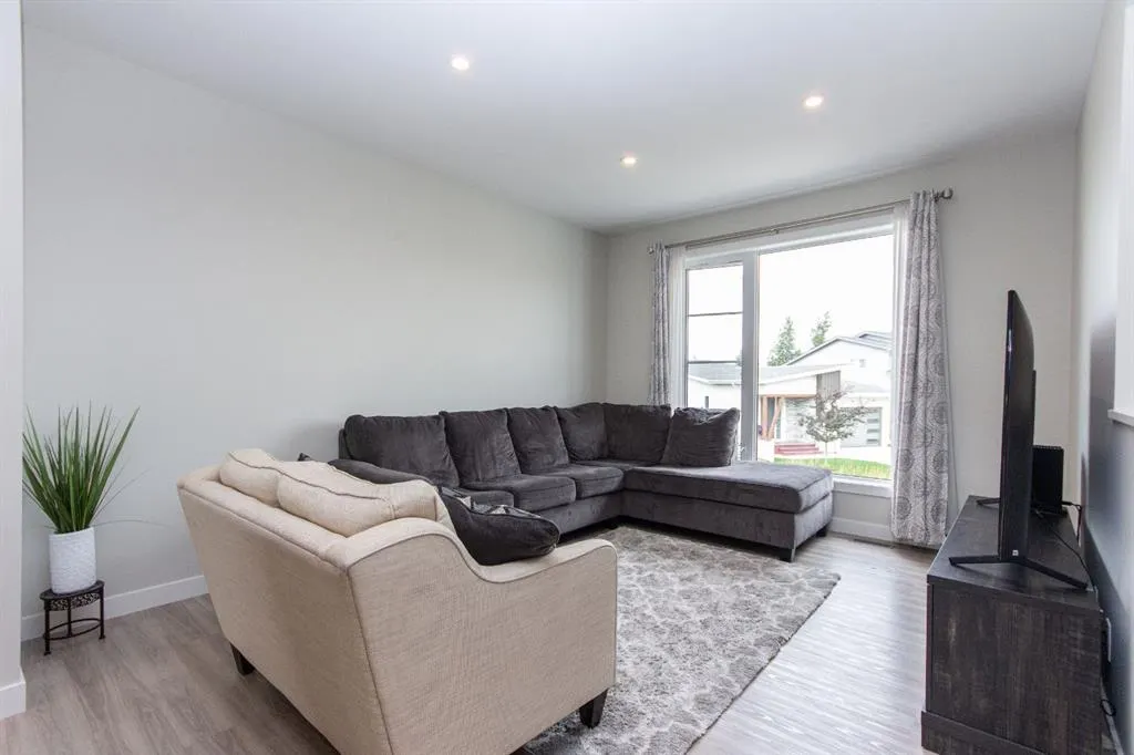 77 Ellington Crescent