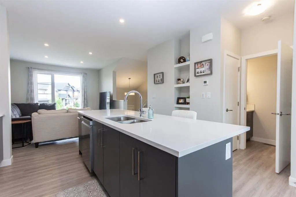 77 Ellington Crescent