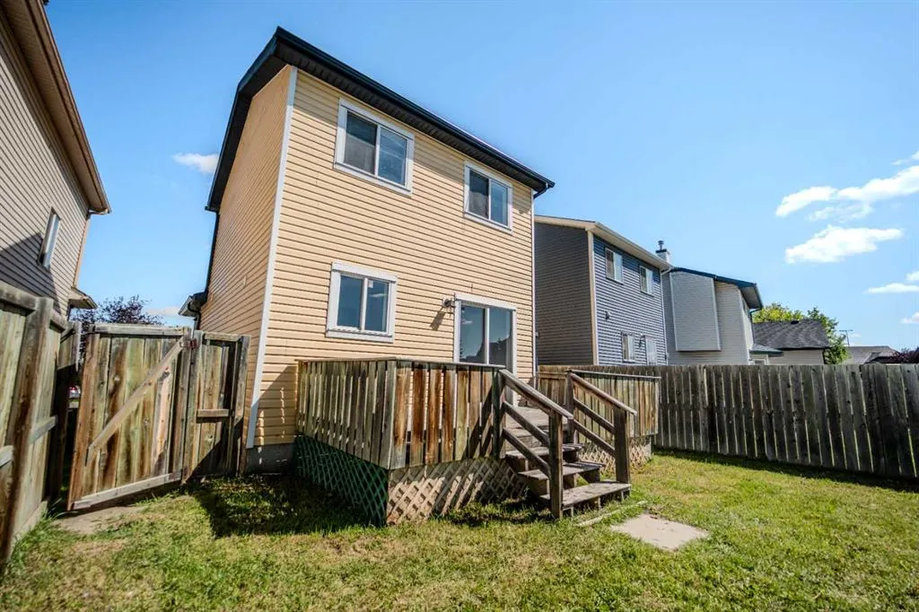 16 Martin Crossing Bay NE