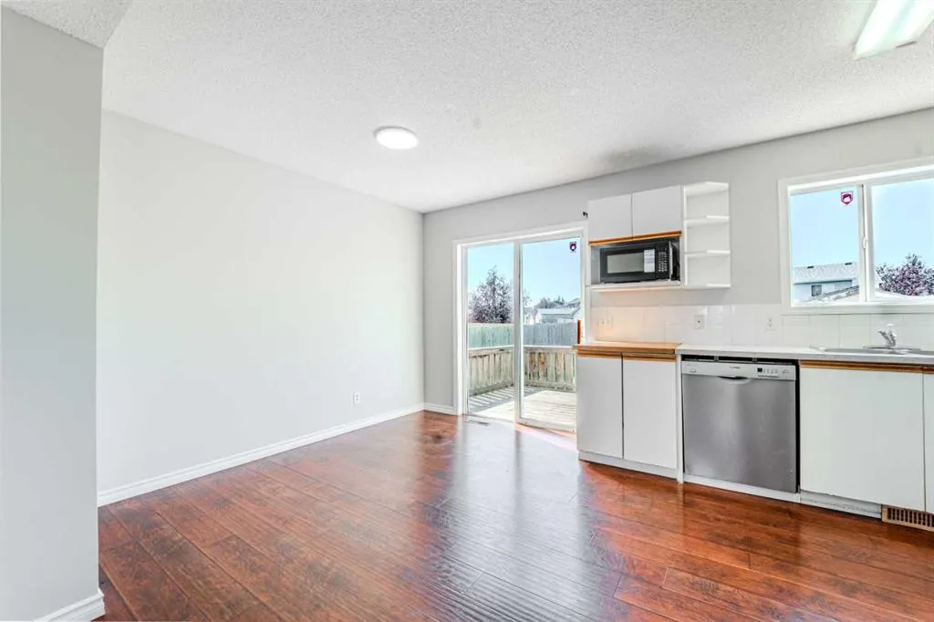 16 Martin Crossing Bay NE