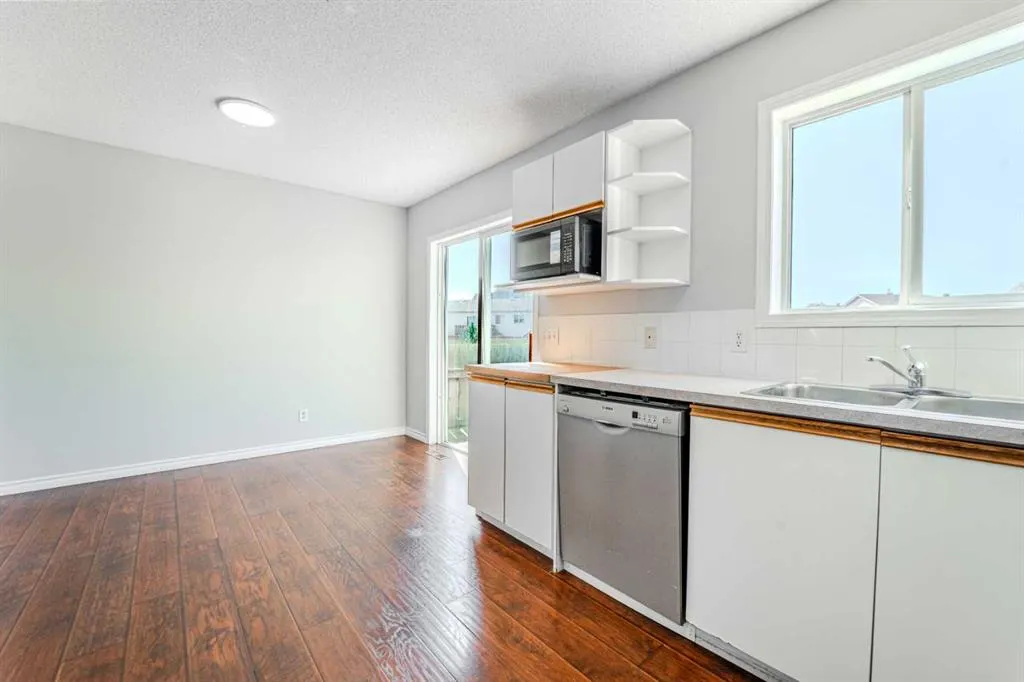 16 Martin Crossing Bay NE