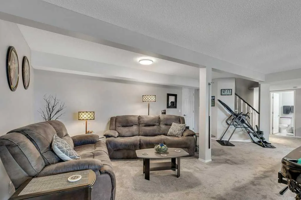 212 Valley Ridge Heights NW