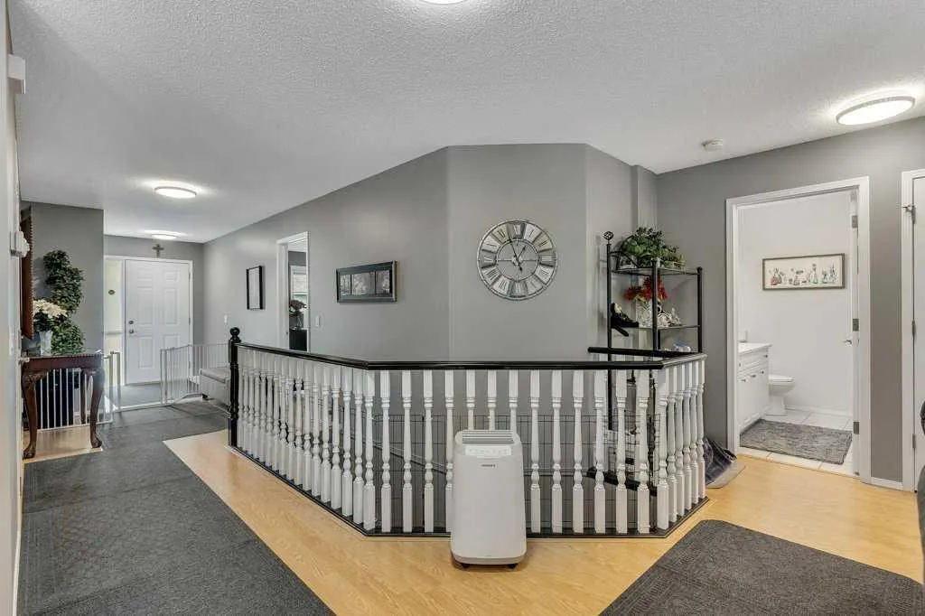 212 Valley Ridge Heights NW