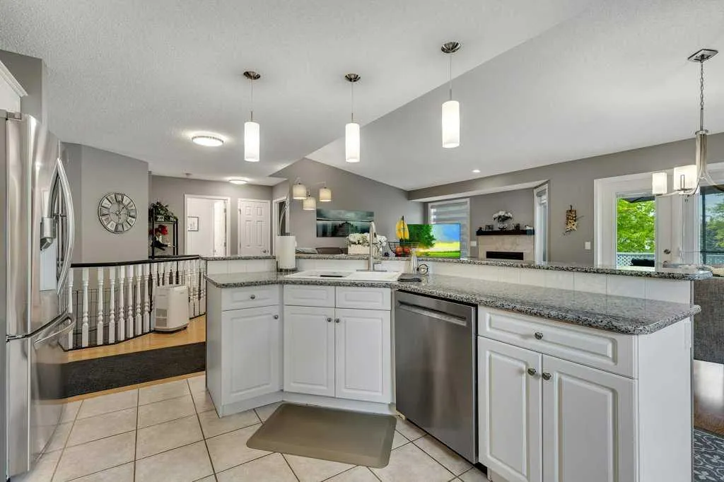 212 Valley Ridge Heights NW