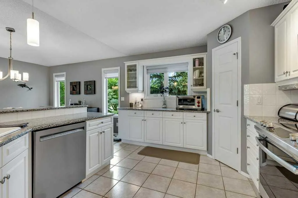212 Valley Ridge Heights NW
