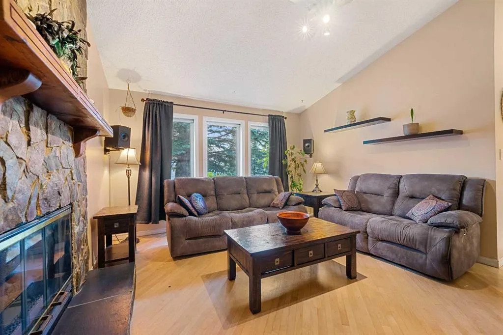 51 Bearberry Bay NW