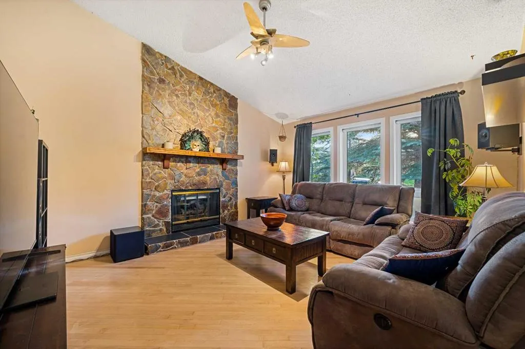 51 Bearberry Bay NW