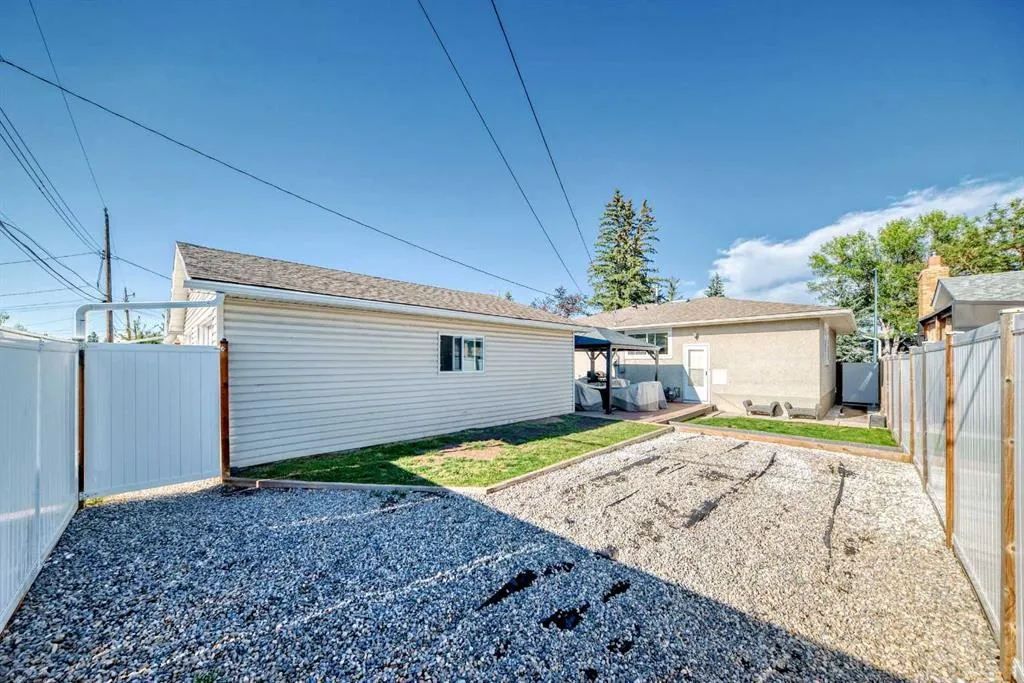 727 Macleay Road NE