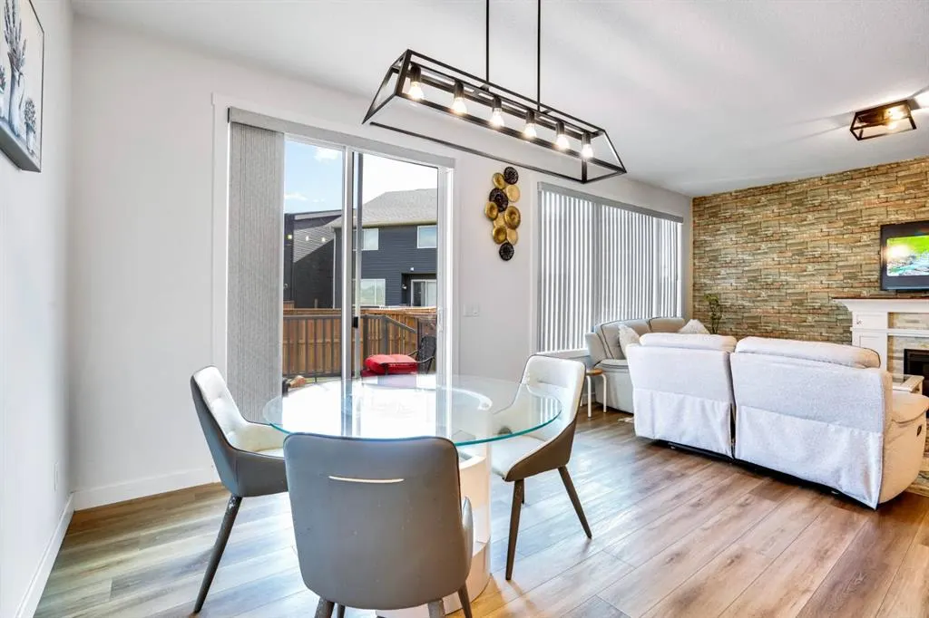 353 Walcrest View SE