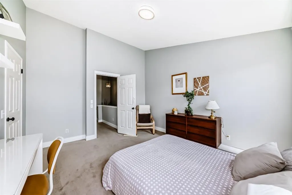 17 Promenade Way SE