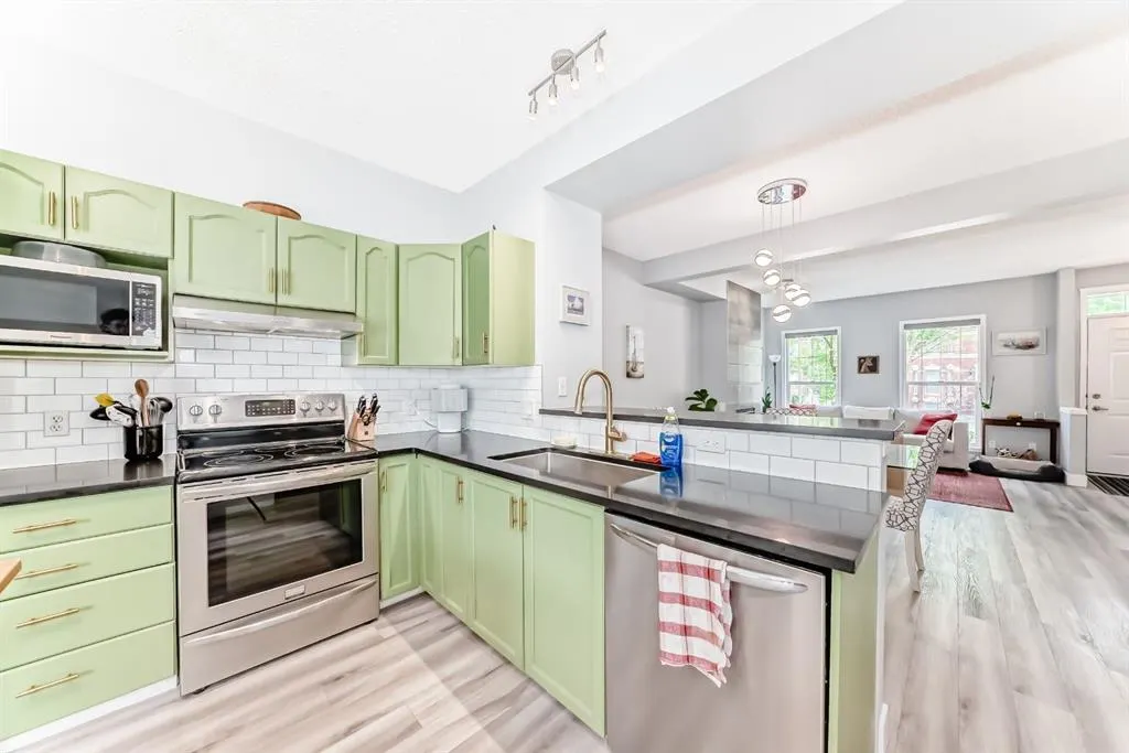 17 Promenade Way SE