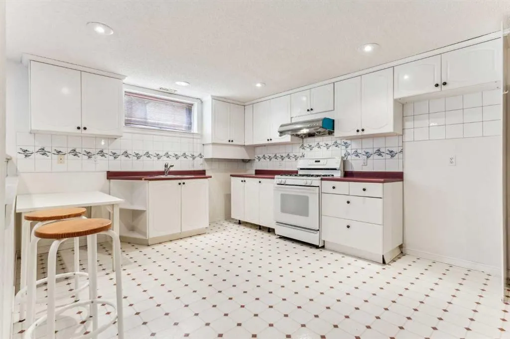 52 Edgeview Road NW