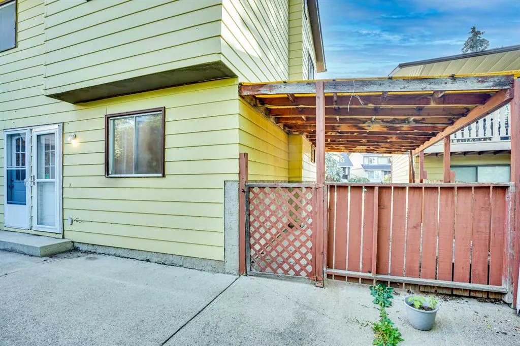 76 Coach Manor Rise SW