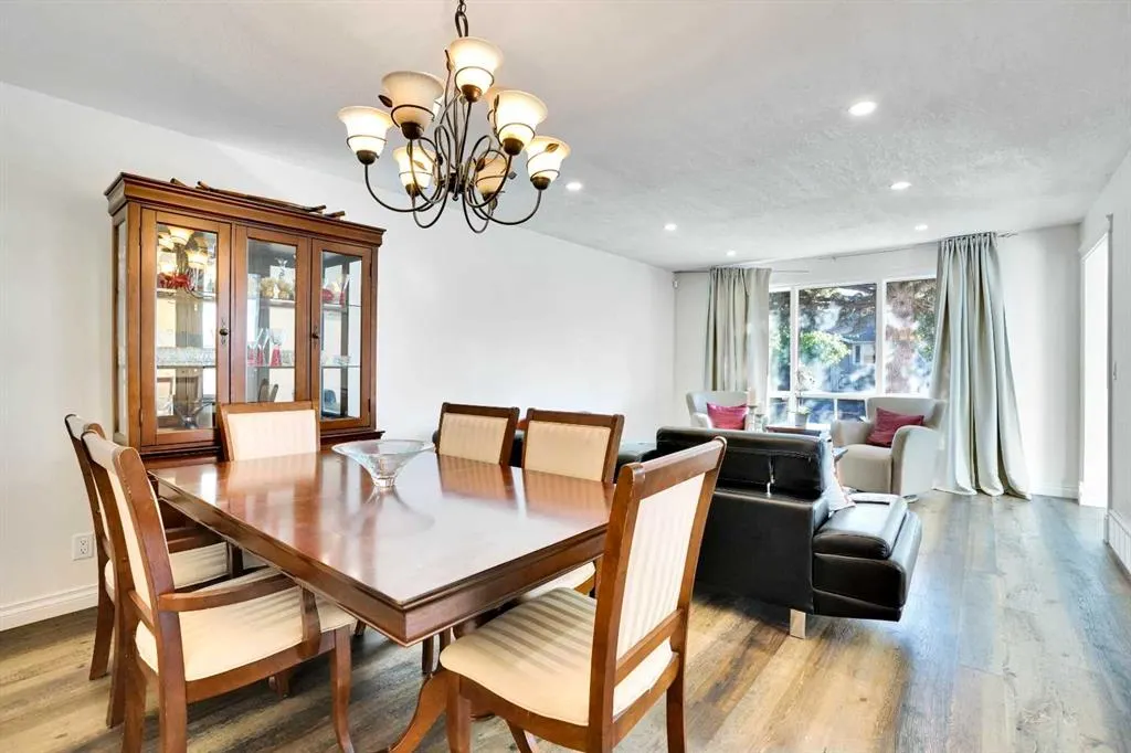 76 Coach Manor Rise SW