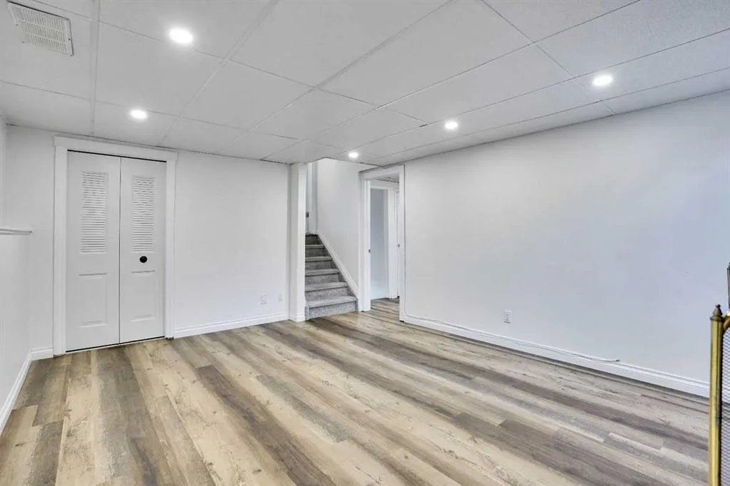 76 Coach Manor Rise SW