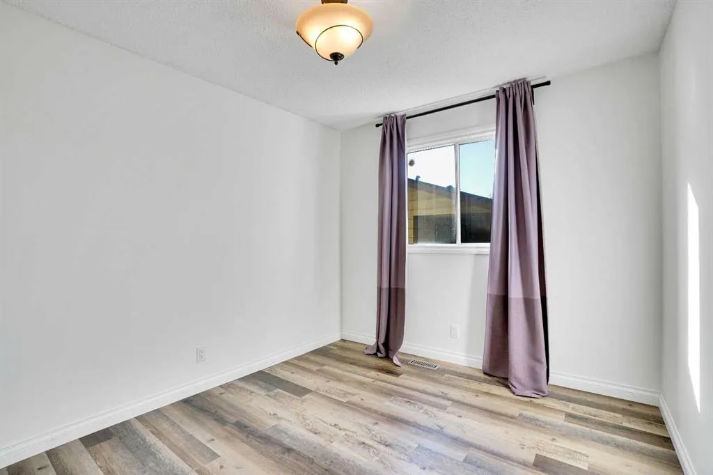 76 Coach Manor Rise SW