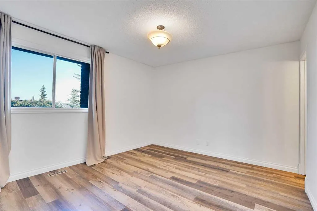 76 Coach Manor Rise SW