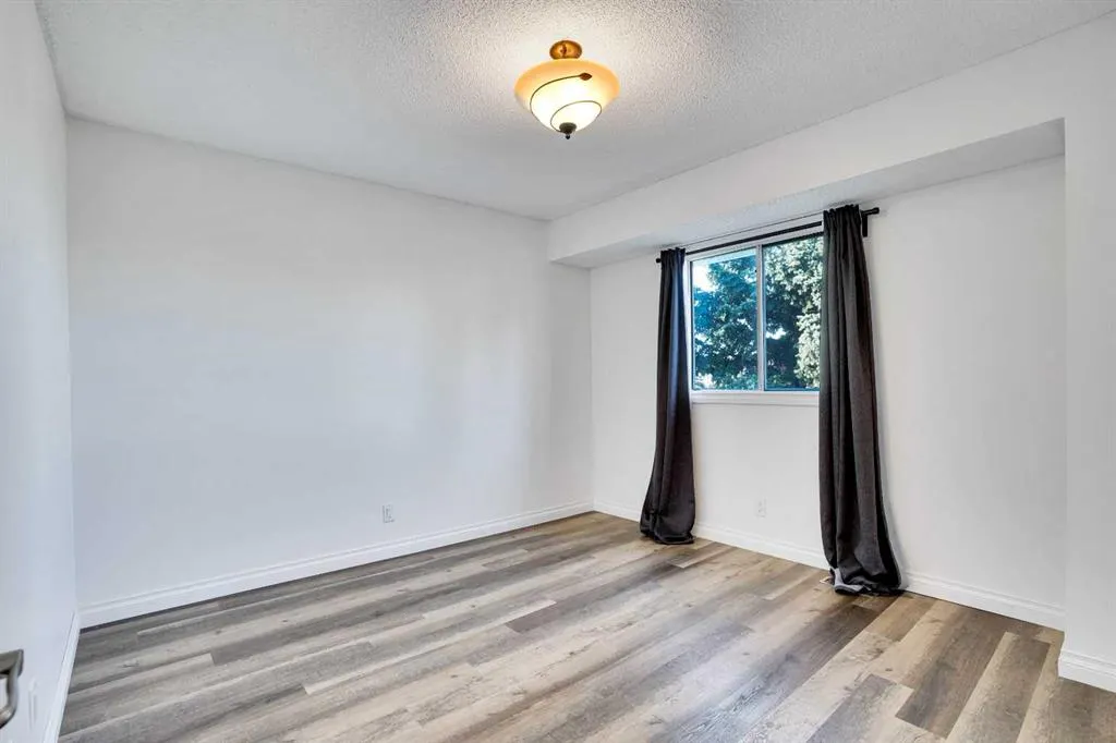 76 Coach Manor Rise SW