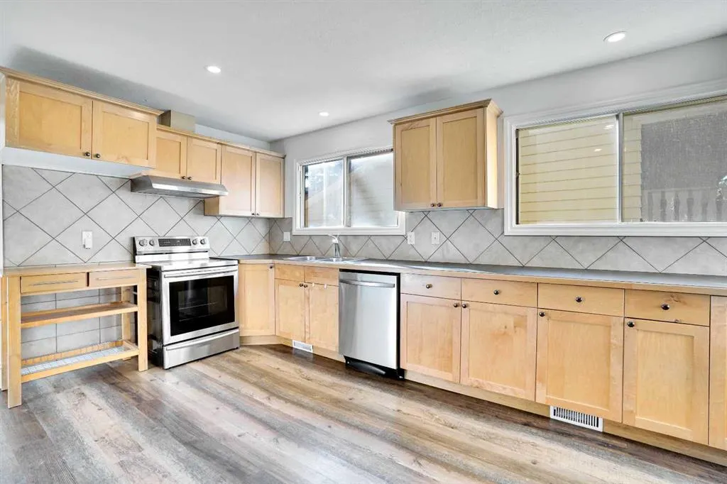 76 Coach Manor Rise SW