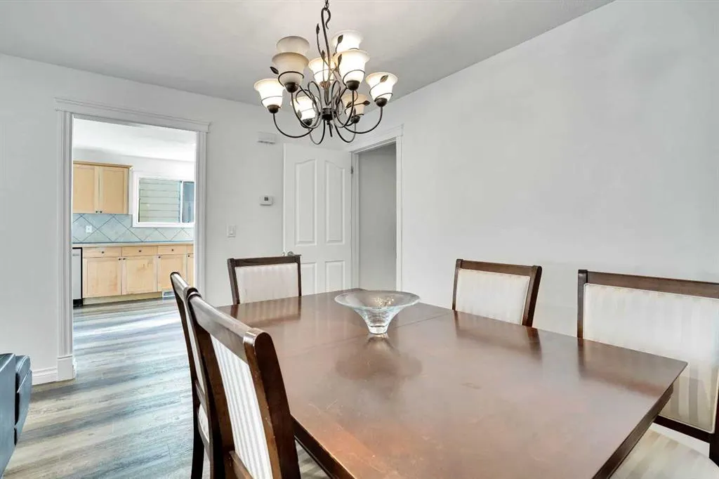 76 Coach Manor Rise SW