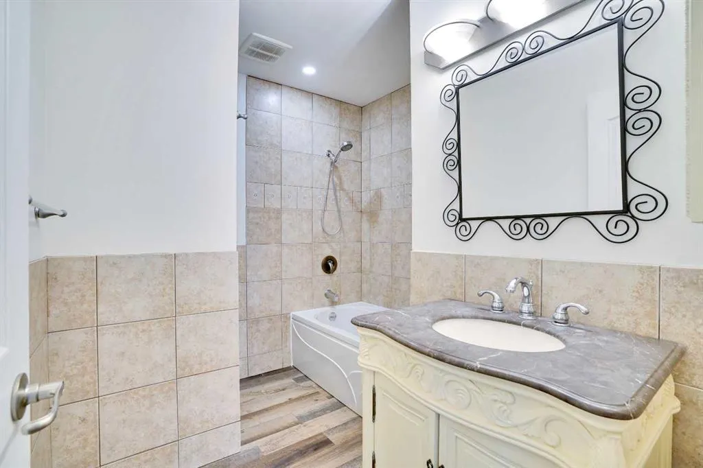 76 Coach Manor Rise SW