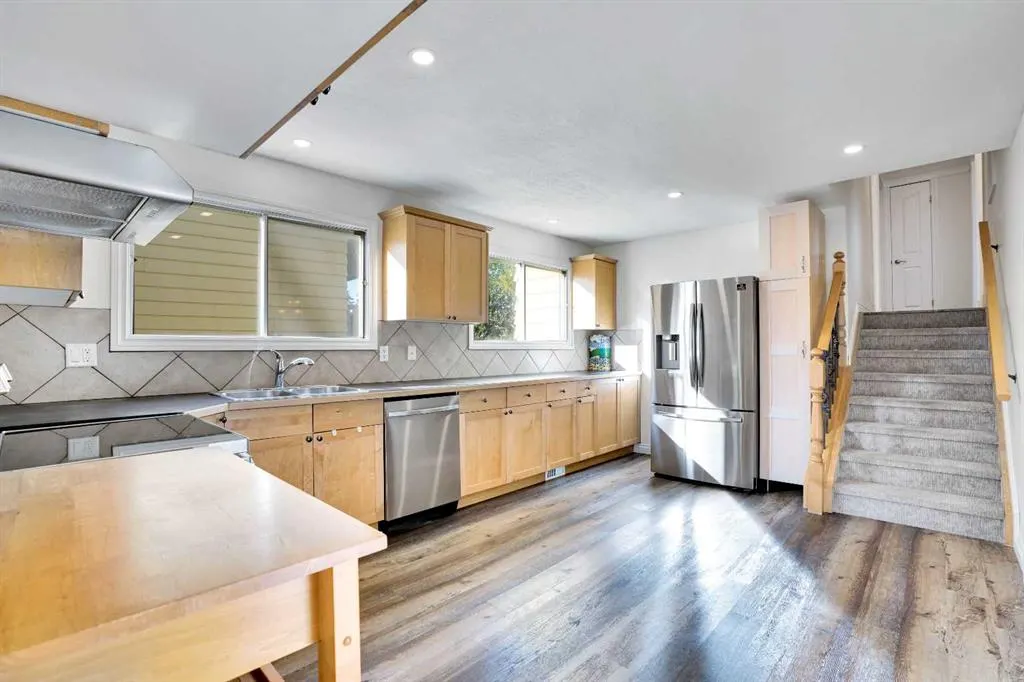 76 Coach Manor Rise SW