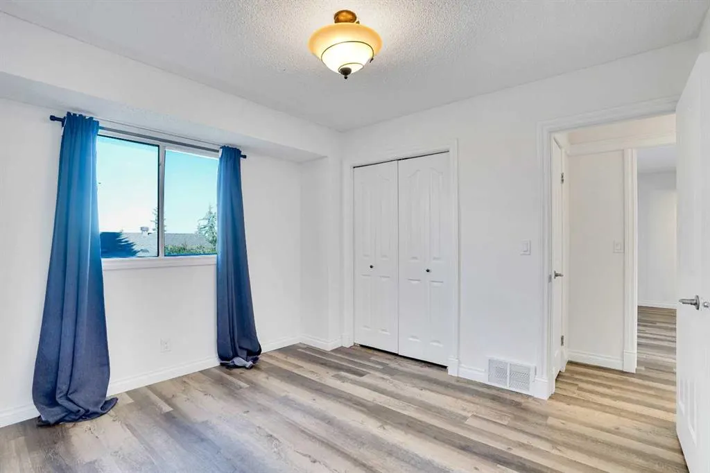 76 Coach Manor Rise SW