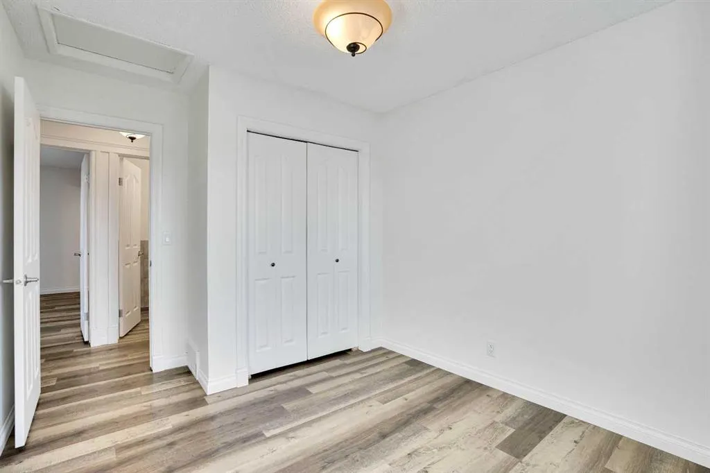 76 Coach Manor Rise SW