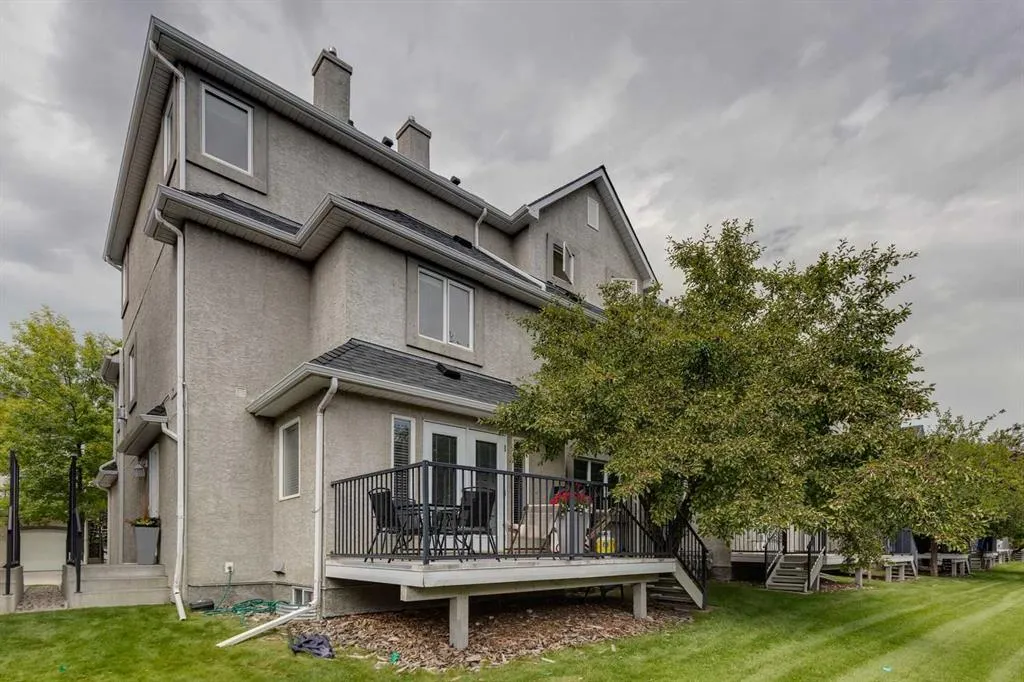 46 Simcoe Place SW