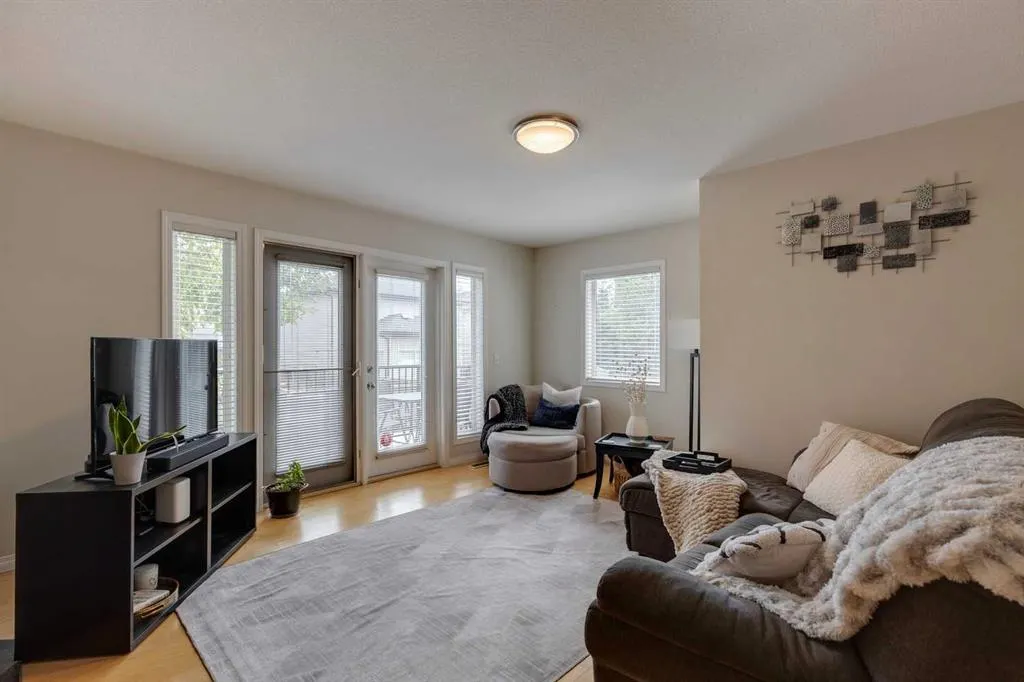 46 Simcoe Place SW