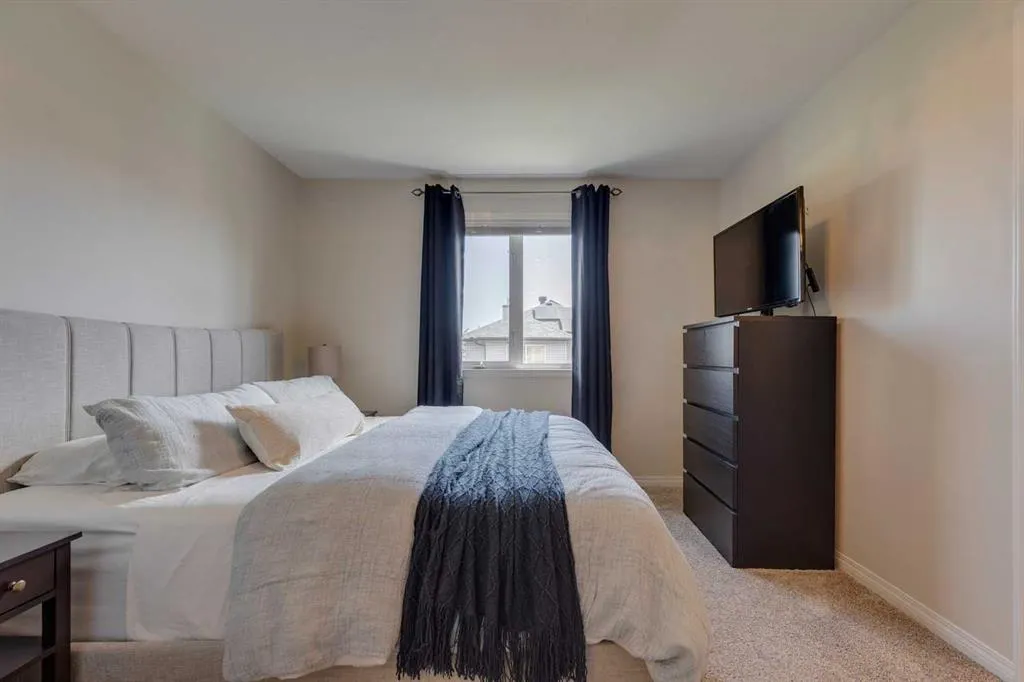 46 Simcoe Place SW