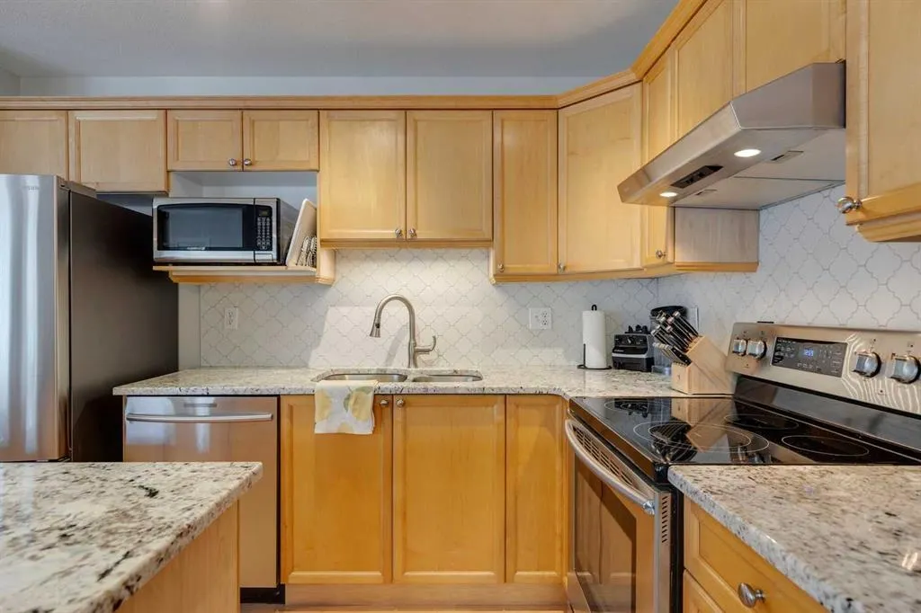 46 Simcoe Place SW