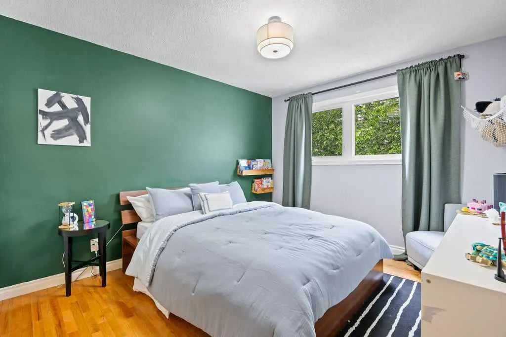 380 Strathcona Drive SW