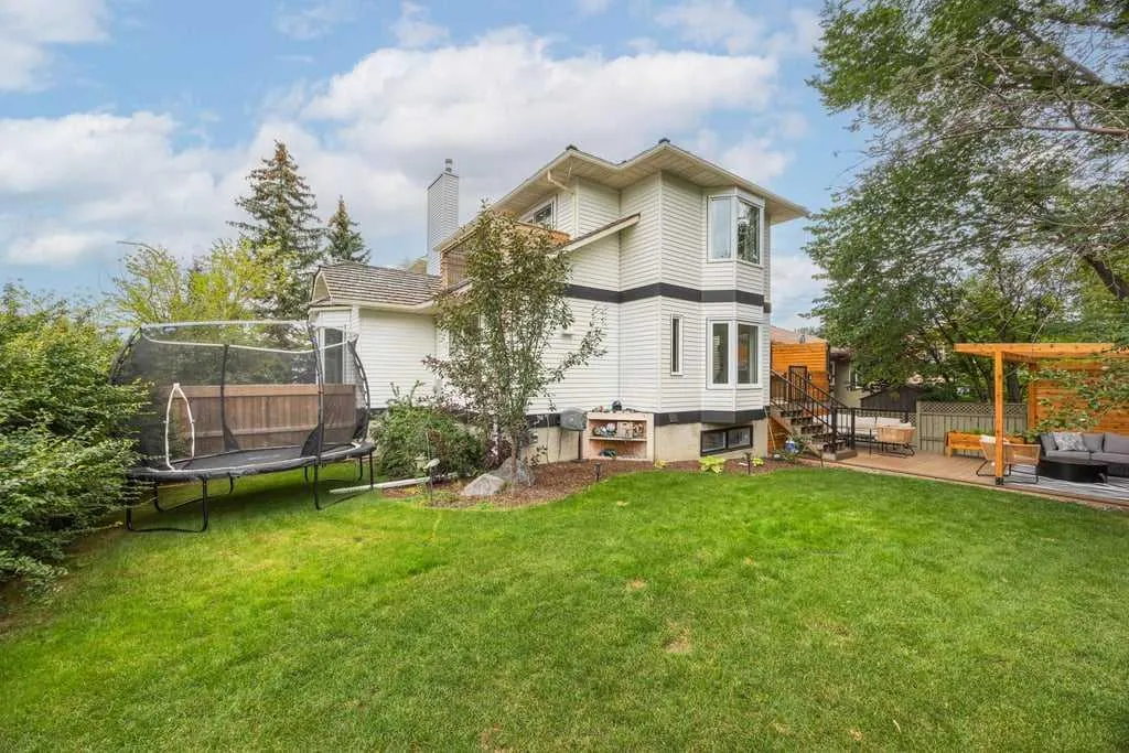 380 Strathcona Drive SW