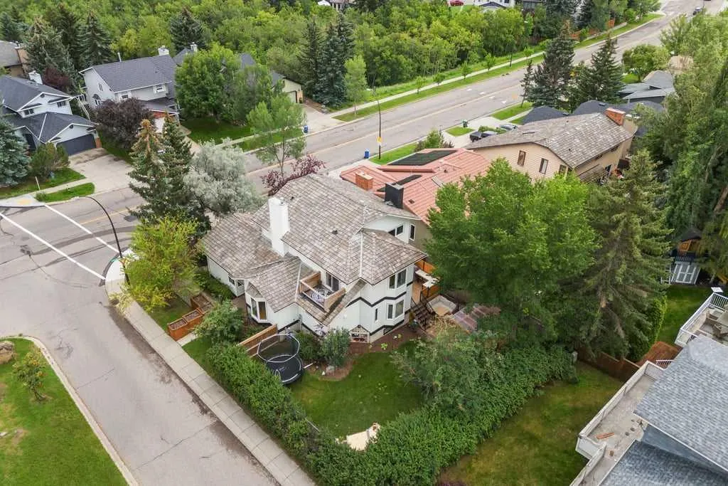 380 Strathcona Drive SW