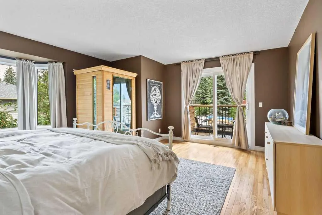 380 Strathcona Drive SW